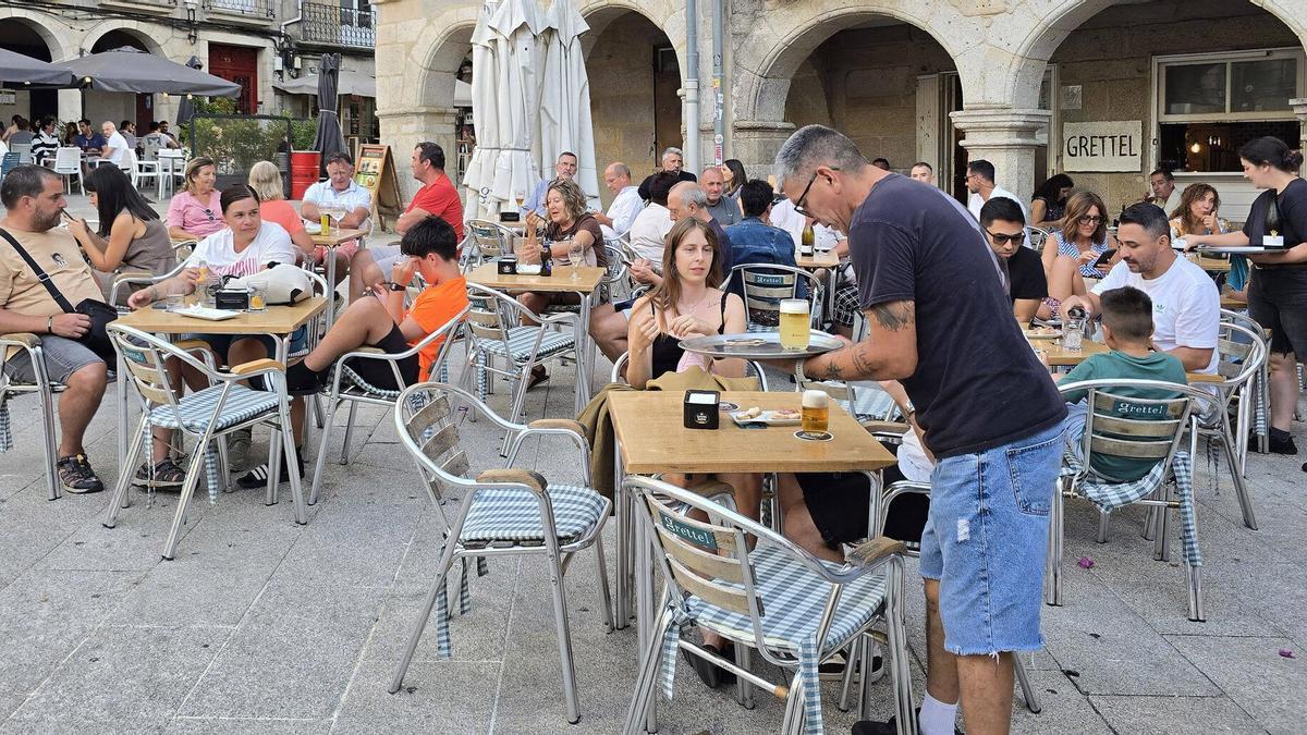 Terrazas de cafeterías del Casco Vello, llenas de gente.