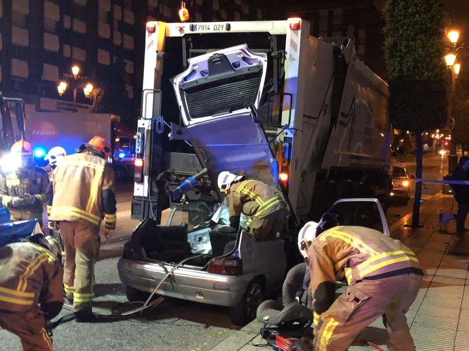 Un coche se empotra contra el camión de la basura en Oviedo