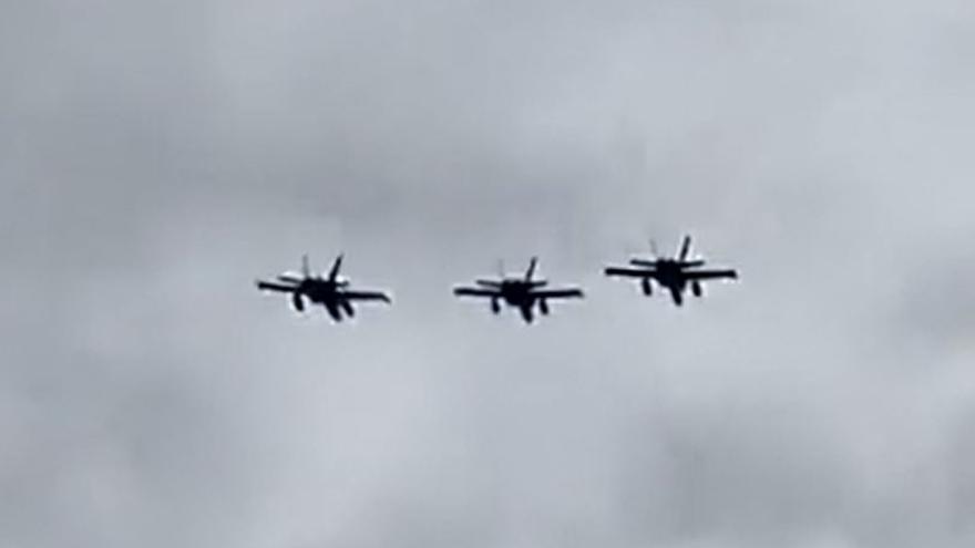 Tres F-18 de la Base de Gando sobrevuelan Las Palmas de Gran Canaria con motivo del Día de las Fuerzas Armadas