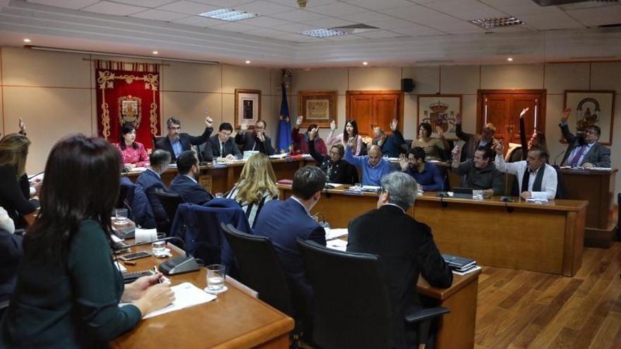 Votación de los presupuestos municipales durante el pleno extraordinario.