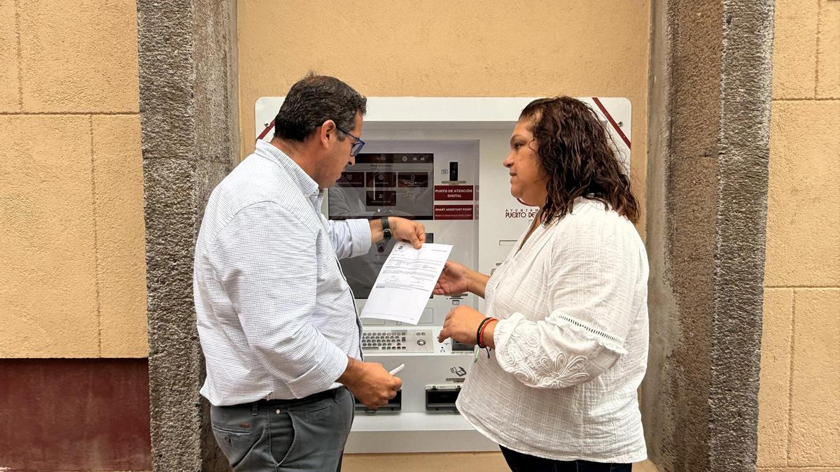 El alcalde, David de Vera, junto a la concejala Rosa Rodríguez, este martes.