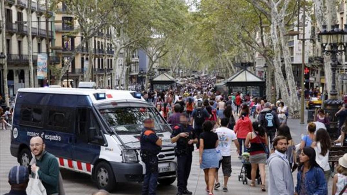 LA RAMBLA Un furgón y dos mossos en tareas de vigilancia, ayer.