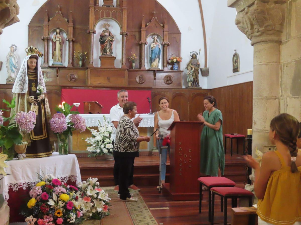 Momento del homenaje a la vecina Isabel García.