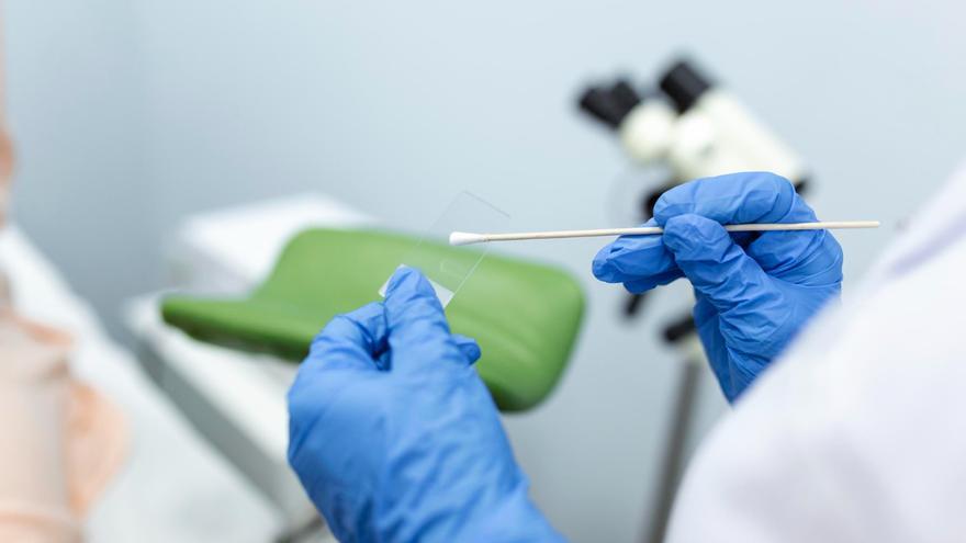 Así es el sencillo test que deben hacerse todos los mayores de 50 años para detectar el cáncer de colon