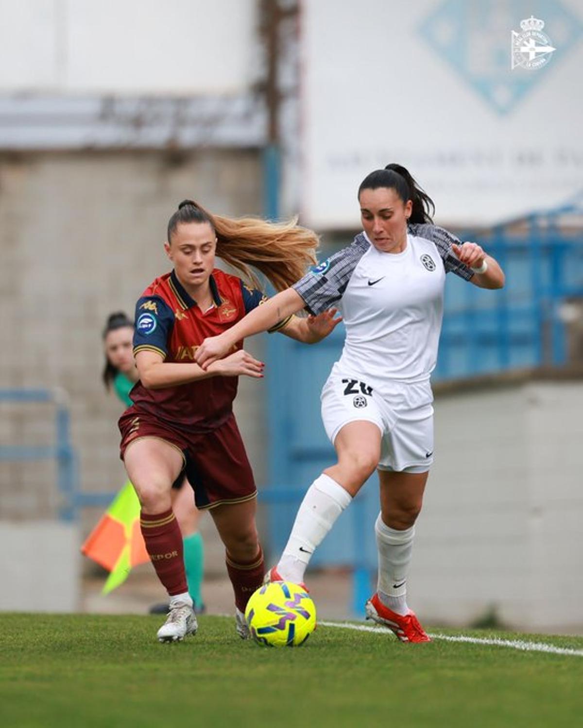 Vera Martínez pugna con Ana González en un lance del duelo.