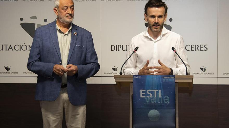 Presidente de la Diputación, Carlos Carlos, y Fernando Javier Grande Cano en la presentación de Estivalia,