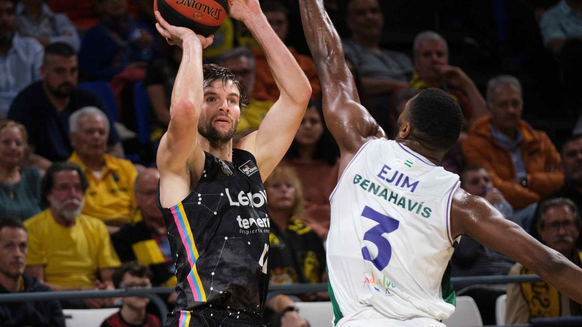 Doornekamp lanza un triple ante la defensa de Ejim en el Lenovo-Unicaja de la primera vuelta.