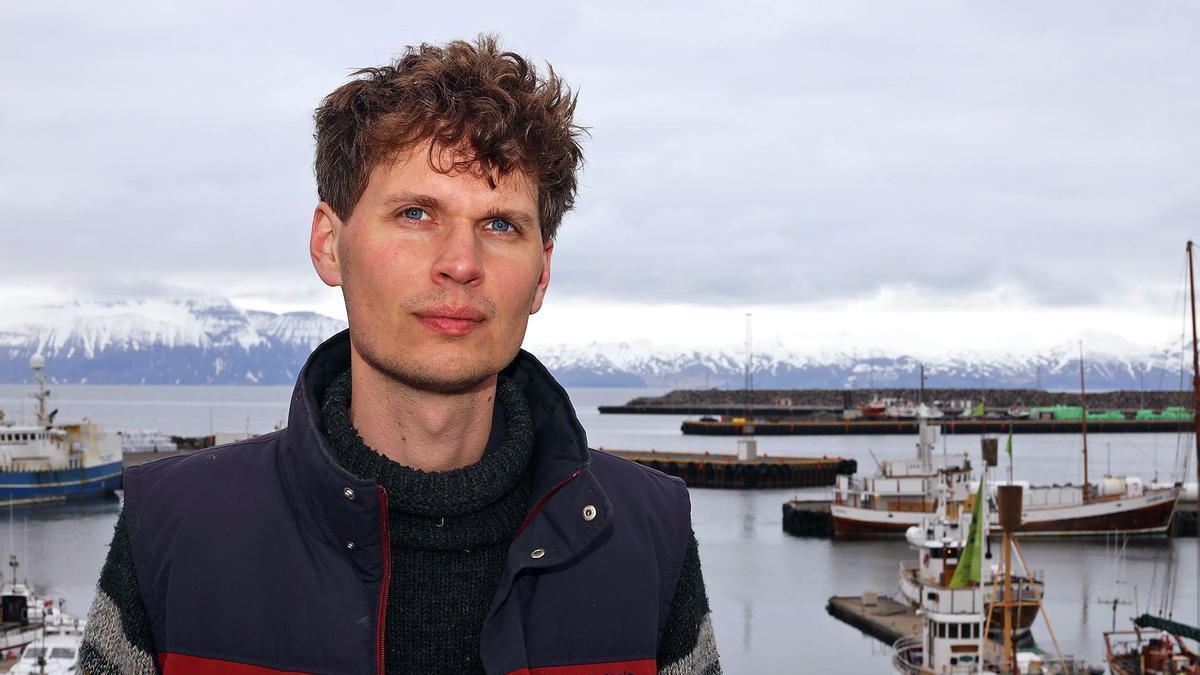 El periodista Egill Bjarnason, en la ciudad islandesa de Húsavík.