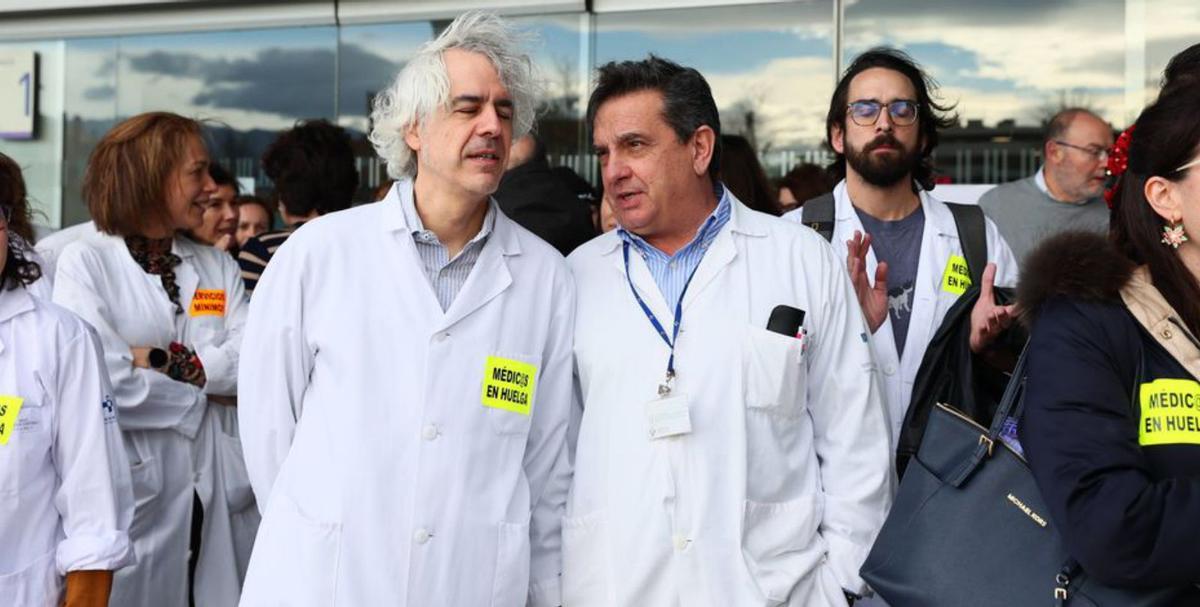 De izquierda a derecha, Luis Jiménez, presidente de la Sociedad Asturiana de Psiquiatría, y Luis Antuña, presidente del Colegio de Médicos. | MARIO CANTELI