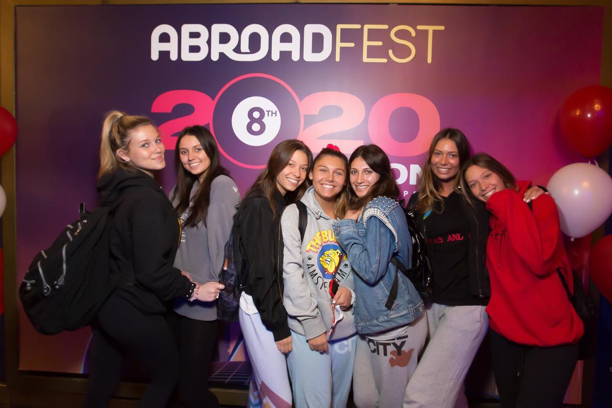 Asistentes a una fiesta de Abroadfest 2022 en Barcelona