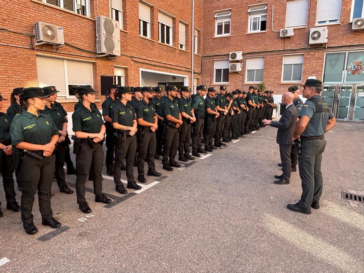 Javier Salas se dirige a los agentes que reforzarán la plantilla de la Guardia Civil.