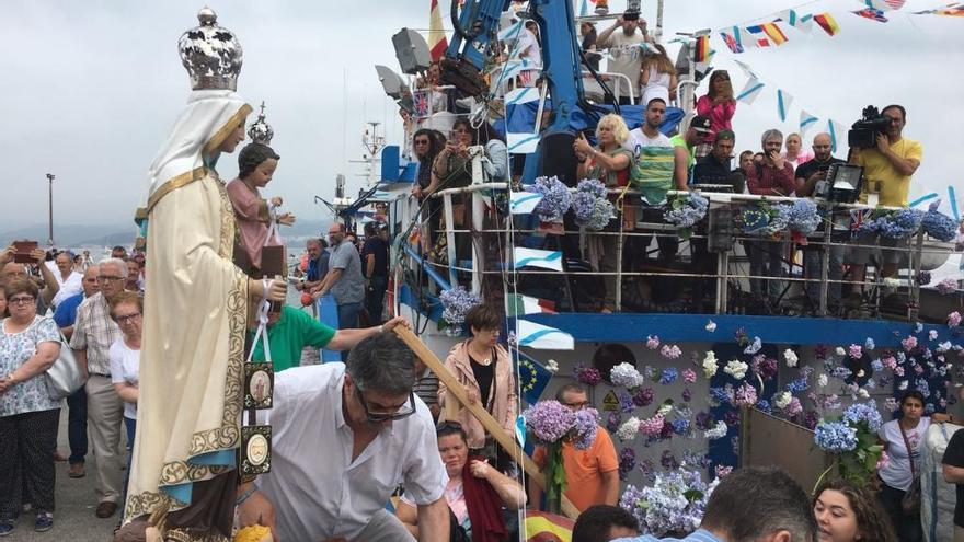 Procesión del Carmen, ayer en el puerto de Sada. | la opinión