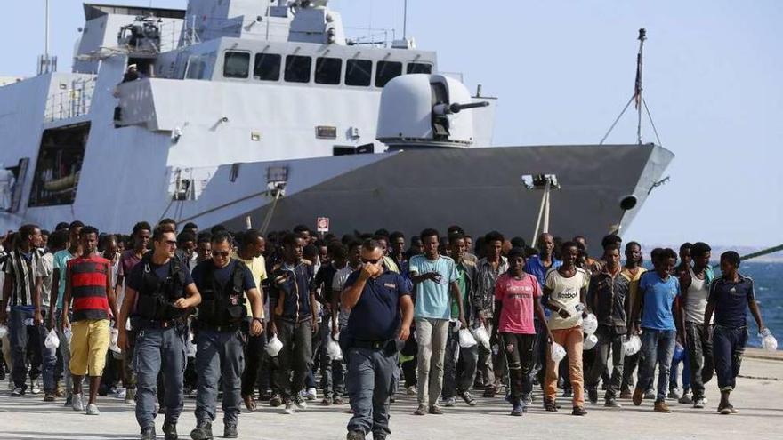 Desembarco de cientos de inmigrantes en un puerto de Sicilia. // Reuters