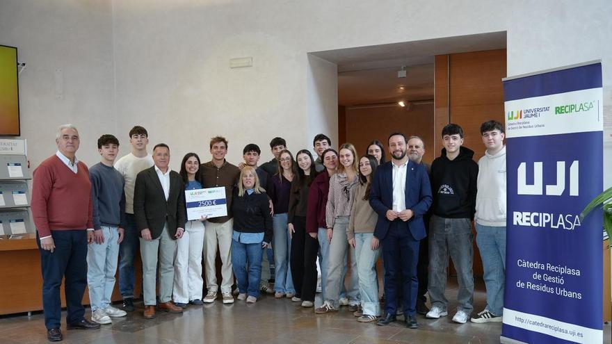 Reciclar pilas tiene recompensa: un instituto de Castellón crea su propia moneda y gana el premio de la Cátedra Reciplasa