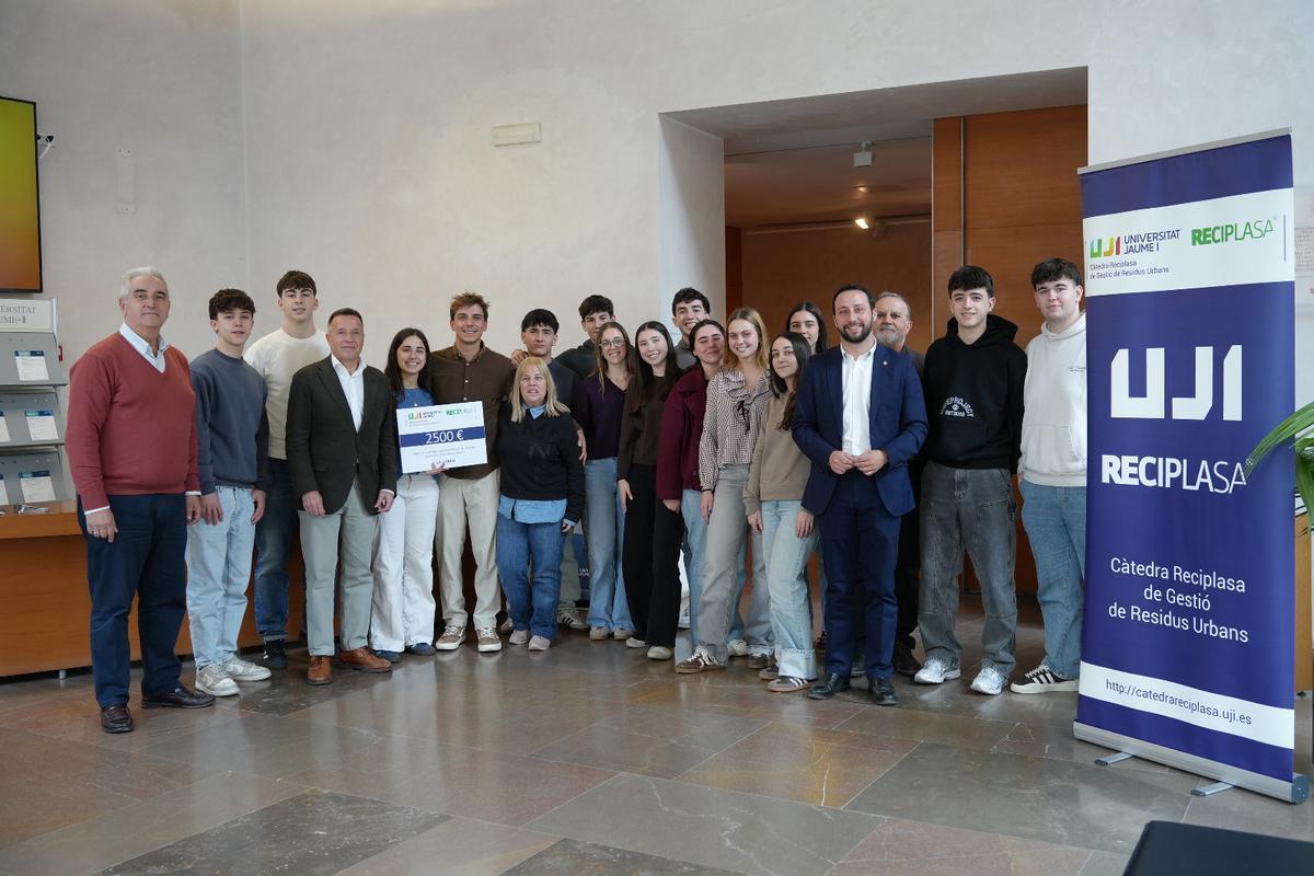 La Cátedra Reciplasa entrega el Premio a la Iniciativa para la Mejora de la Gestión Sostenible de los Residuos Urbanos al IES Llombai de Burriana con su proyecto ‘Posa’t les piles’.