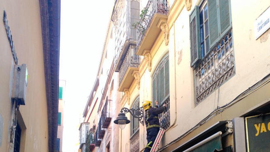 Los bomberos, durante una intervención en un balcón de la calle Santiago.