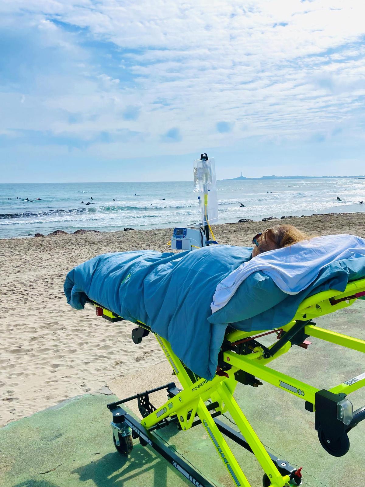 La entitat Ambulancia del Deseo compleix els desitjos de pacients que necessiten una ambulància i un equip sanitari.