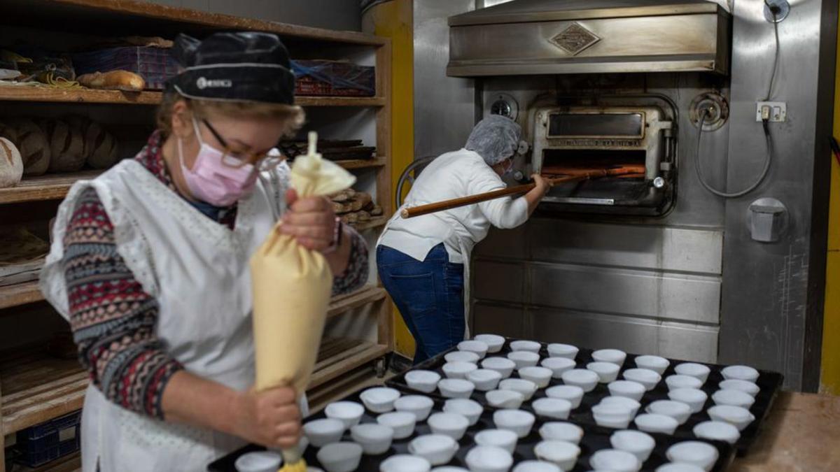 1.-Una mujer de Carbajales hace magdalenas. 2.-Un hombre, en la panadería de Ferreruela. 3. Un profesional de Tábara, tras sacar una empanada del horno.  4.-Una trabajadora zamorana coge una napolitana para entregársela a un cliente. | Emilio Fraile