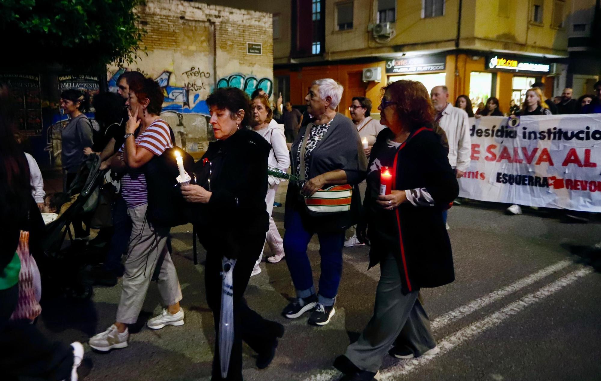 Una marcha con antorchas recorre los pueblos de l'Horta Sud entre gritos contra Mazón