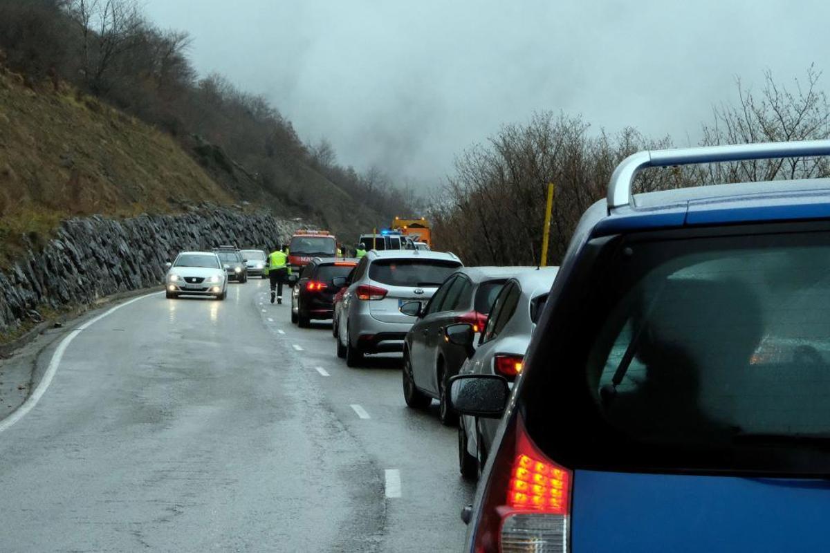 Fallece un gijonés al caerle una piedra sobre su coche en San Isidro