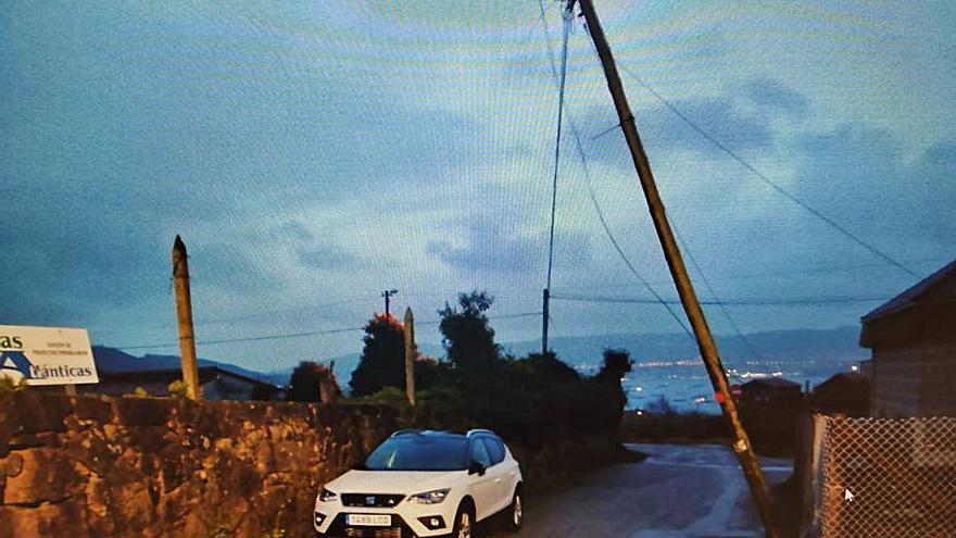 Poste tumbado sobre un coche en Quintela, Moaña.   | //  GONZALO NÚÑEZ