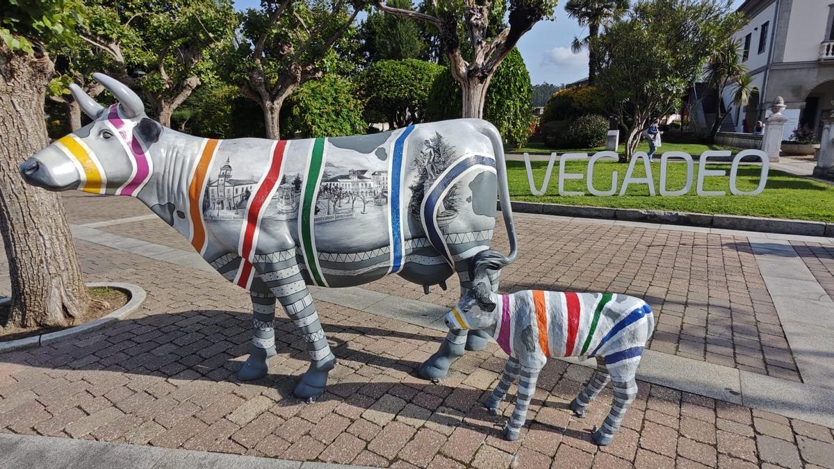 La vaca Silvallana y su xatín en el parque del Medal.