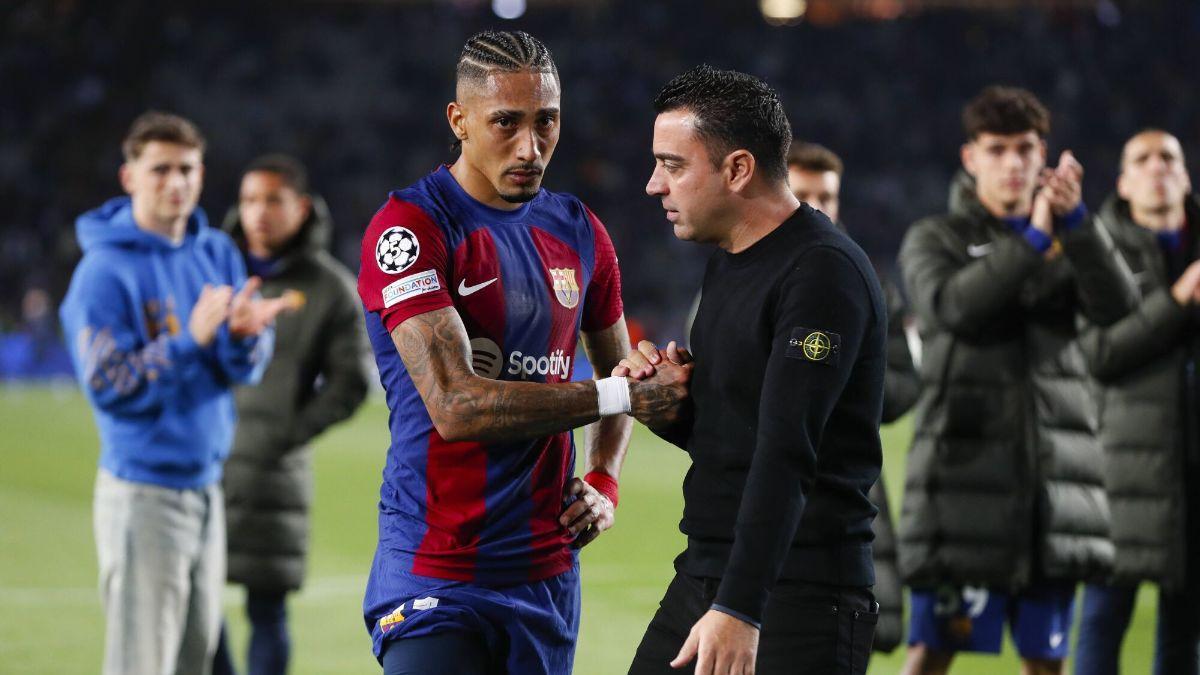Xavi, con Raphinha tras una derrota del Barça