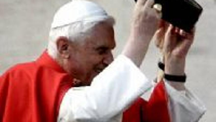Por qué la Guardia Civil le impone al Papa el tricornio en un acto