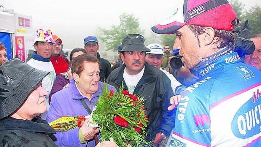 Carlos Barredo, con su abuela, en el centro, y sus padres, ayer, en los Lagos.