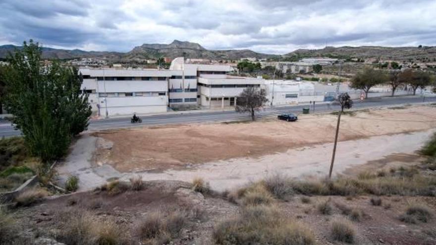 El lugar propuesto para la comisaría y abajo el actual edificio junto al cuartel de la Guardia Civil.