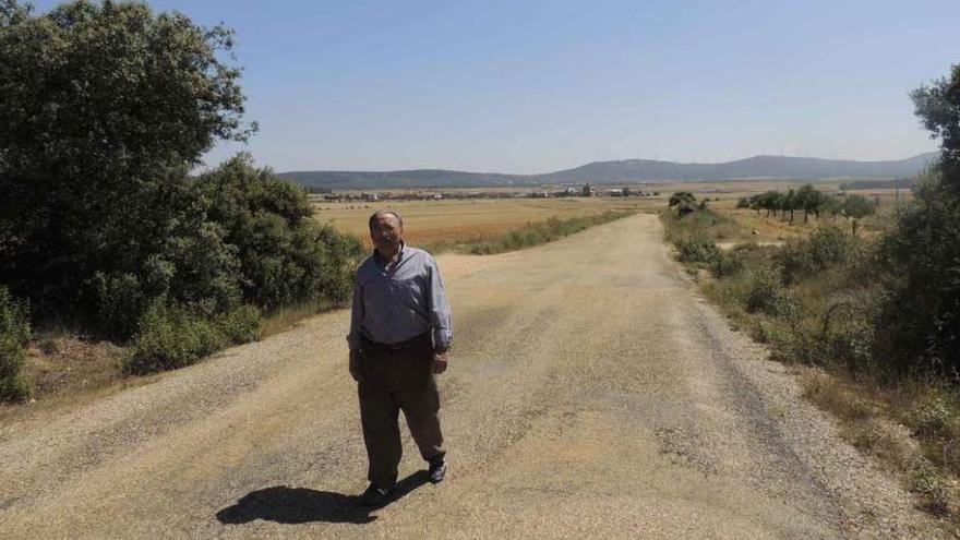 El alcalde de Fuente Encalada, Victorino Núñez, ayer, en el camino de enlace con San Pedro de la Viña.