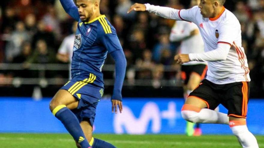 Orellana persigue a Bongonda durante el partido de ayer. // LOF