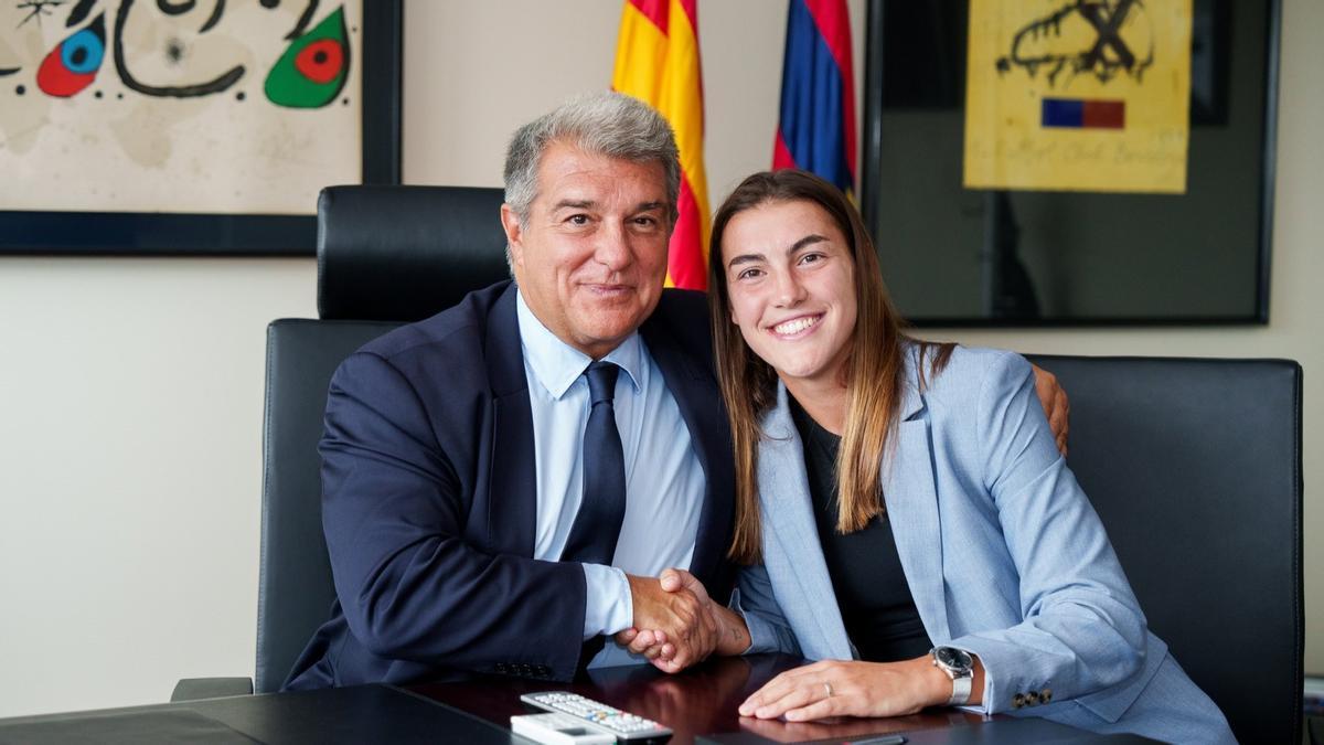 Laporta y Patri Guijarro, en el despacho del presidente del Barça tras firmar la renovación hasta 2027.