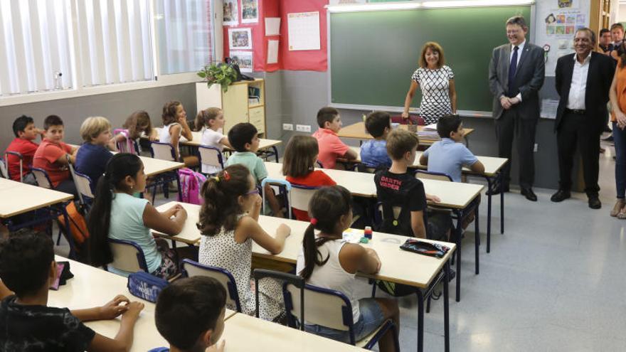 Miembros del Consell en la apertura del curso en un centro de Valencia