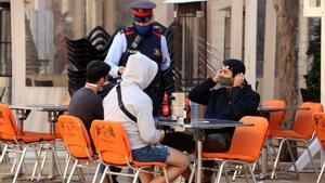 Els Mossos reforcen la vigilància del compliment de les restriccions de bars i restaurants