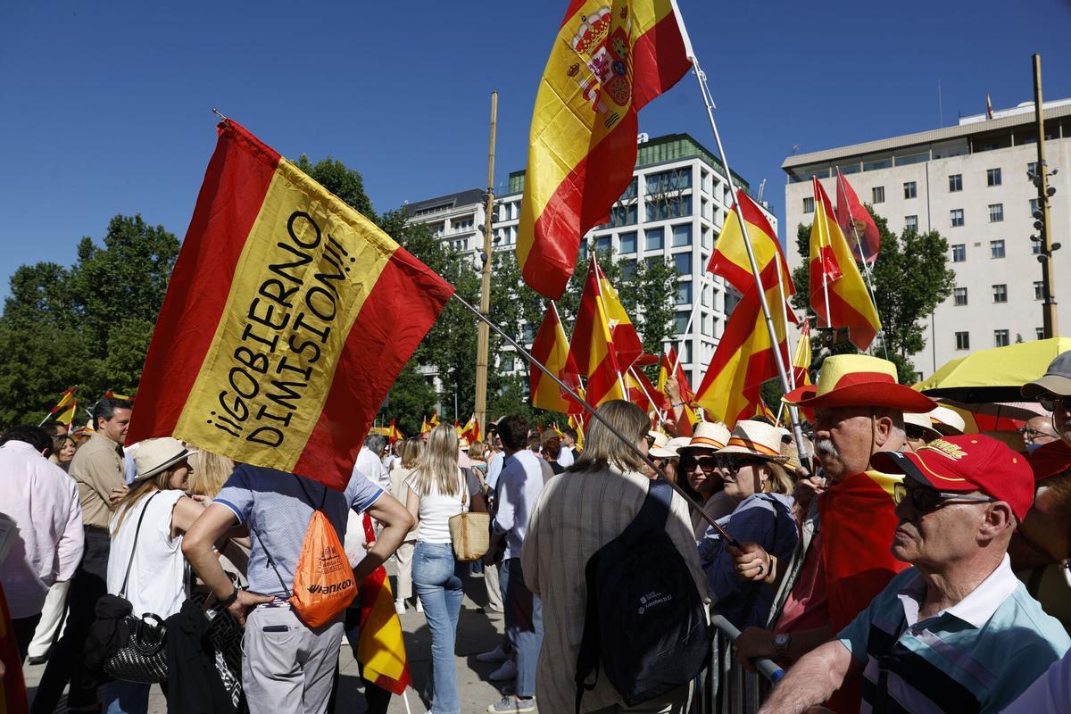 Cientos de asistentes esperan el comienzo de la sexta manifestación convocada por el Partido Popular contra el Gobierno bajo el lema 'Democracia o mafia' este domingo en la plaza de España de Madrid.