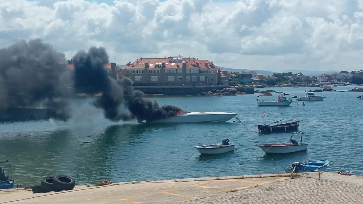 Arde una embarcación de recreo alcanzada por un fuego artificial en A Illa