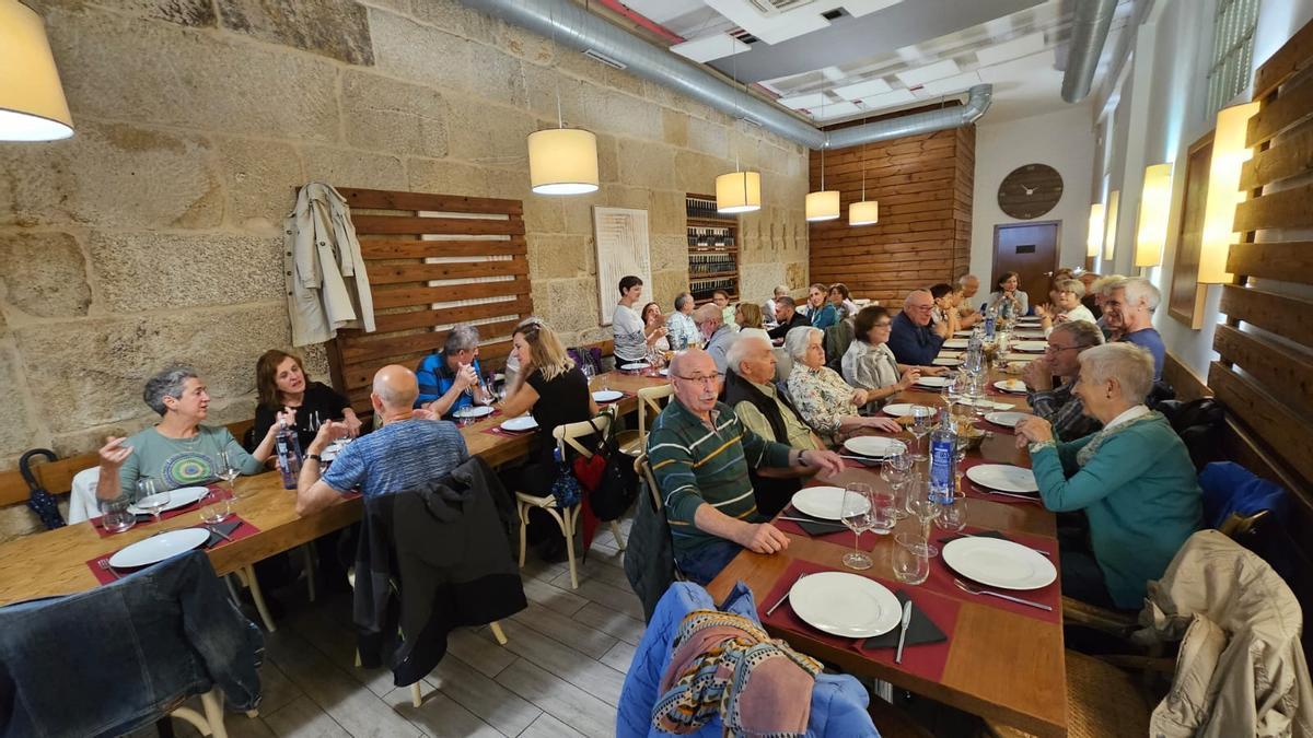 No faltó el cante de sobremesa tras una "deliciosa comida y unos chupitos de crema de orujo", confiesan.