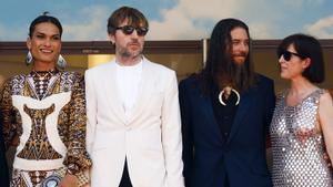 Albert Serra, de blanco, con actores de ’Pacification’, en Cannes.