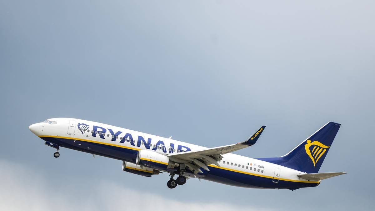 Un avión de Ryanair tras despegar.