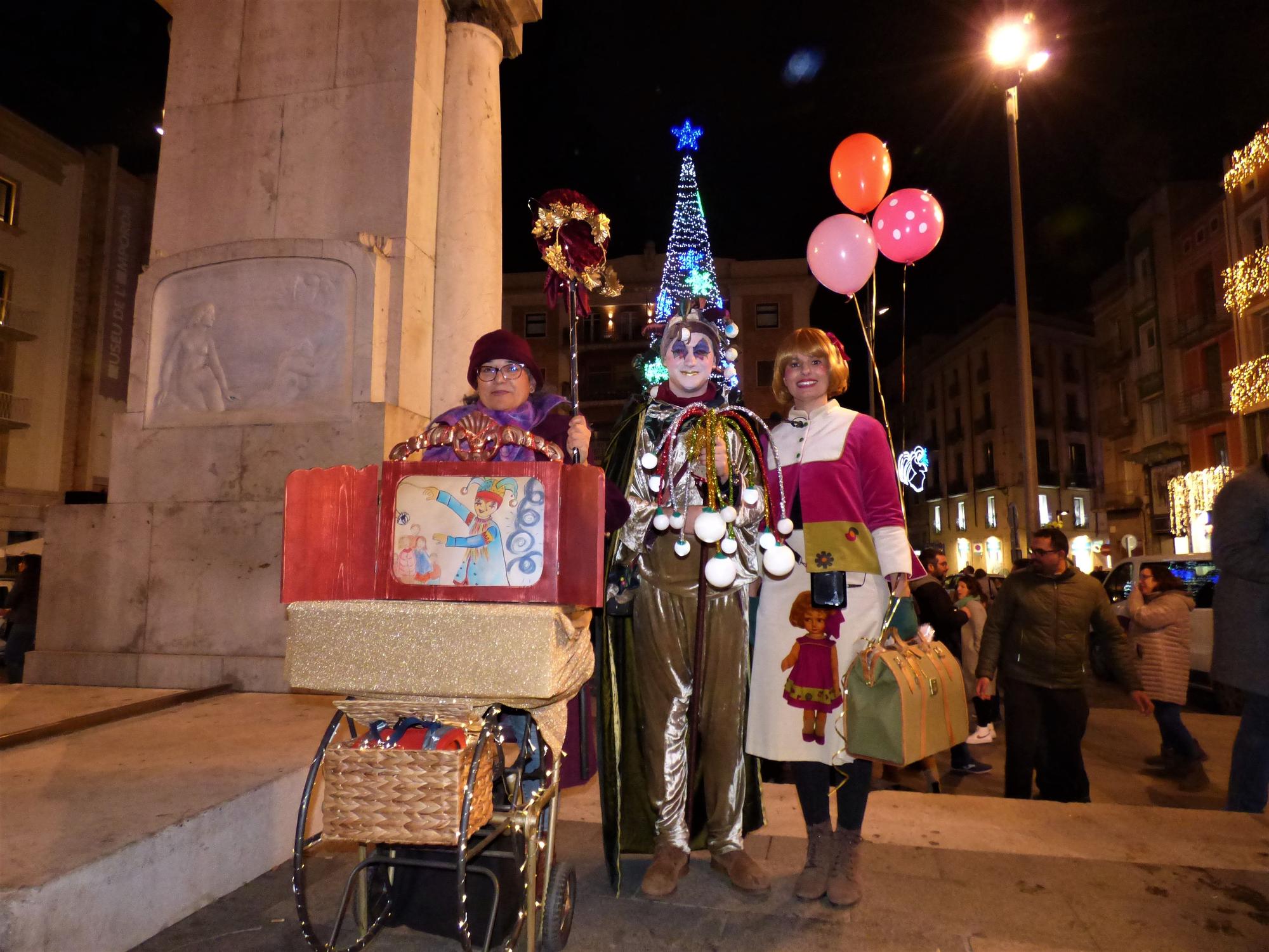 En Fumera, la Nadalina i la Bel inauguren el mercat de Nadal de Figueres