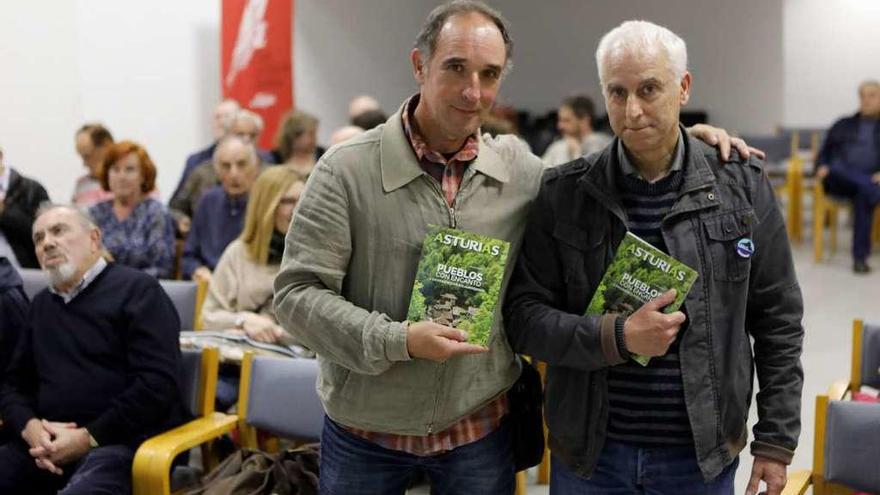 Por la izquierda, el editor Jesús M. Pérez Azaceta y el escritor Jesús Herrera.
