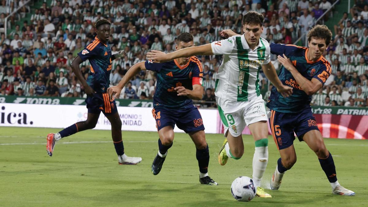 Diego Percan conduce el esférico durante un lance del Córdoba CF-Granada.