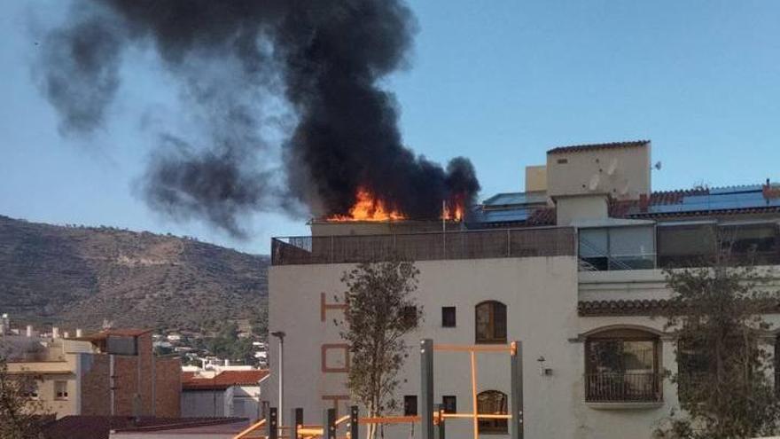 VÍDEO | Incendi en un hotel de Port de la Selva