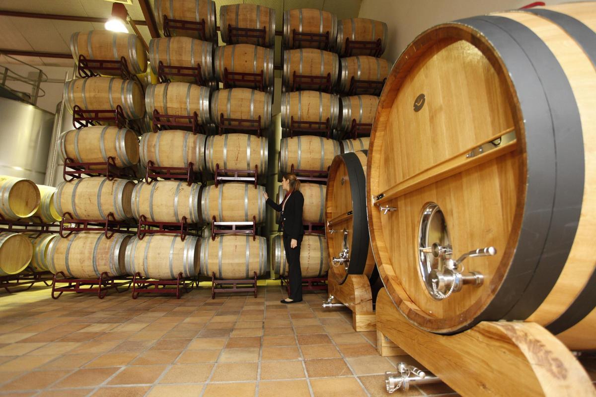 Barricas en una bodega de la provincia de Alicante.