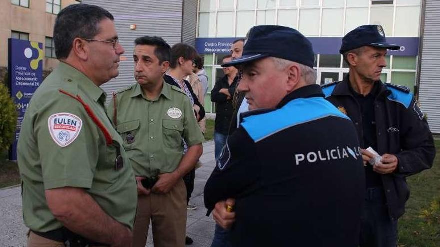 Seguridad del parque y policías locales en un acto. // Bernabé/Gutier