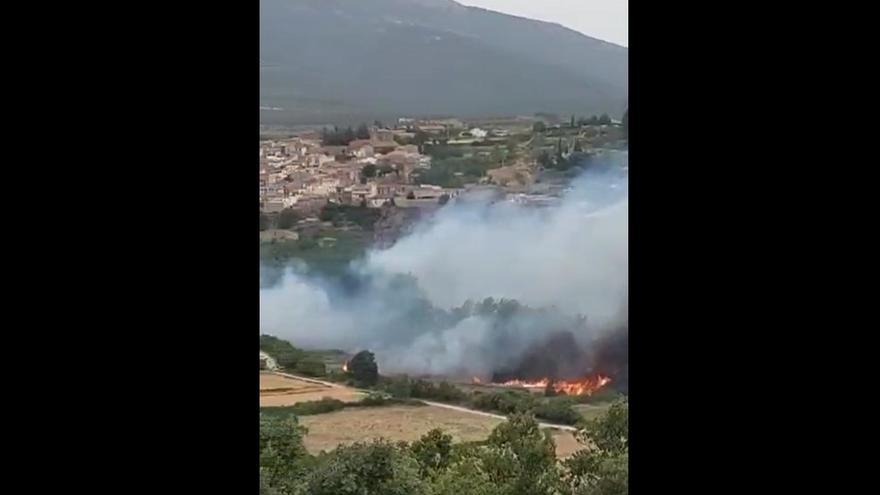Vista del pueblo de Añón de Moncayo con el fuego