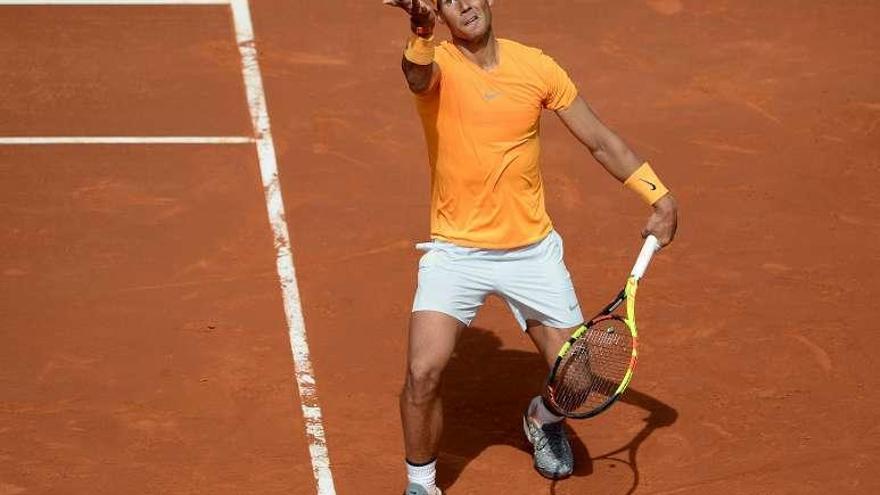 Rafa Nadal realiza un saque.