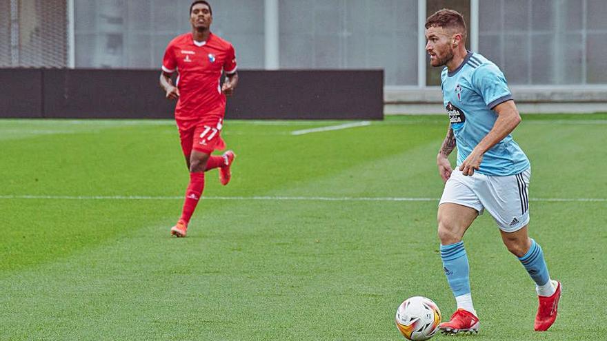 Javi Galán, ayer, en su debut oficioso con el Celta. |  // R.C.CELTA