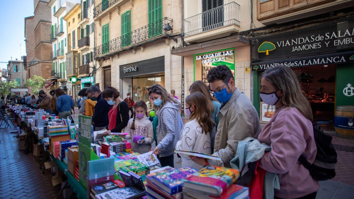 Sant Jordi arranca en Palma animado y con buen ritmo de ventas